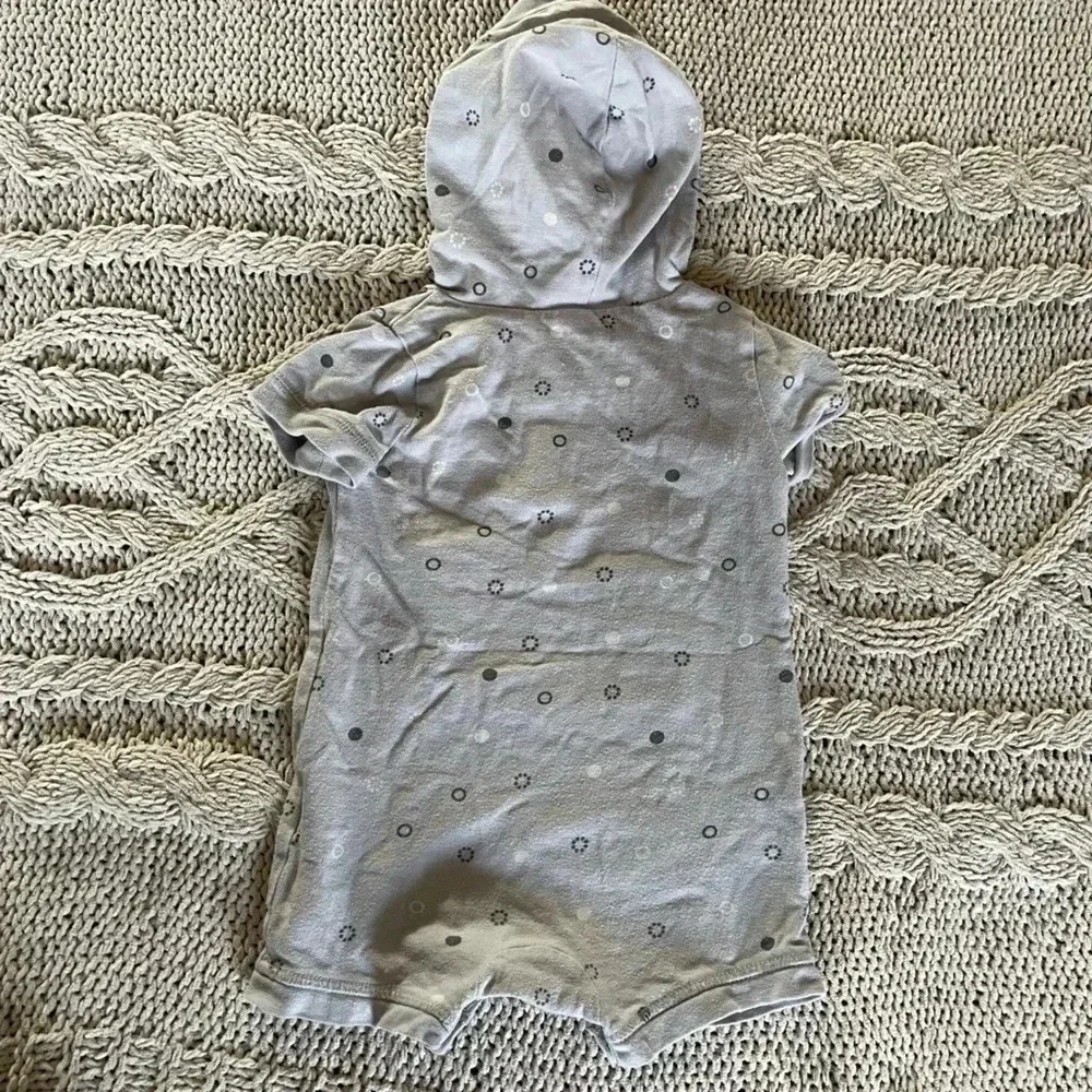 Old Navy 6-12 months short sleeve hooded circle design gray‎ romper with pocket​